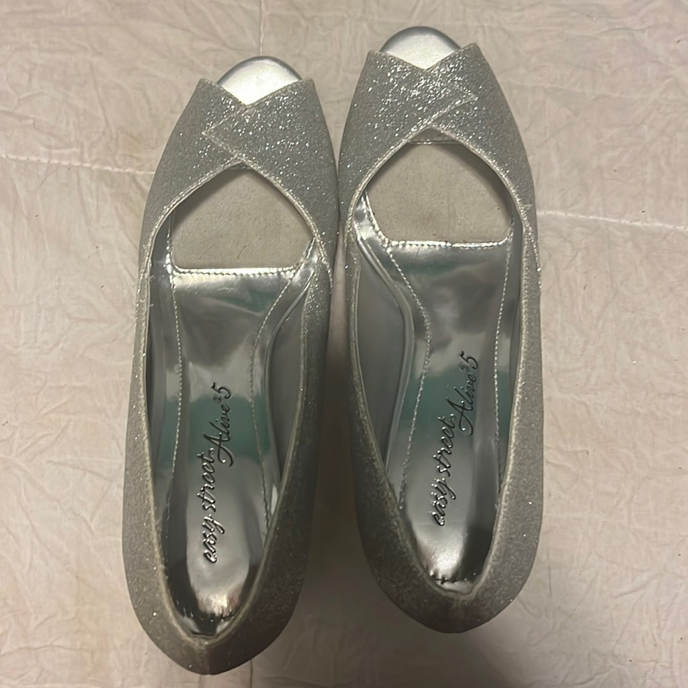 Open toe silver shoes